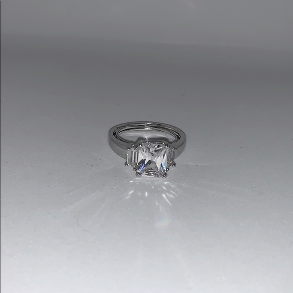 CZ Stunner! Square Cut Center Stone SPARKLE! 8/9 - Picture 3 of 3